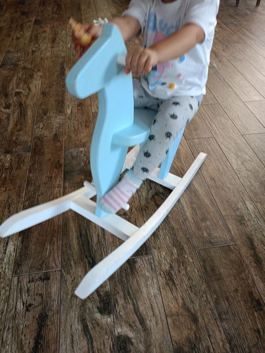 Drewniany konik na biegunach