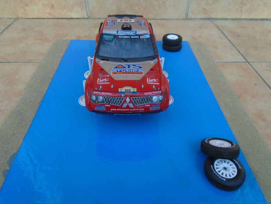 Mitsubishi Pajero Rallye Dakar 1:18 Diorama Pit Stop