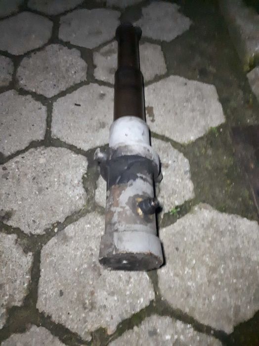 Silownik przyczepy trojstronnej