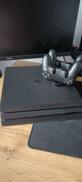 PlayStation 4 Pro, 2 pady + 8gier