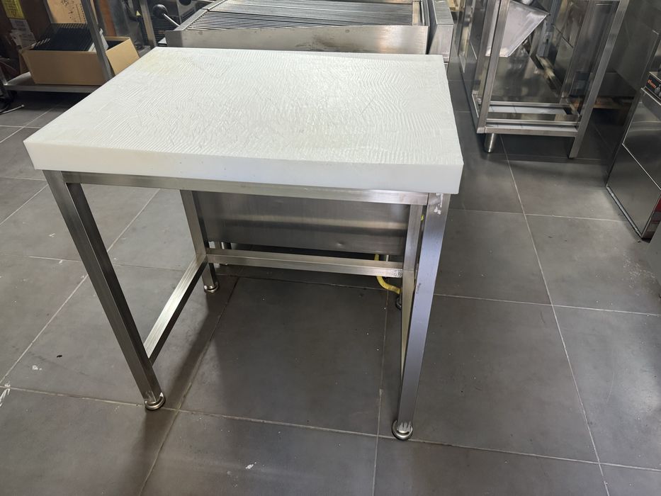 Mesa de corte muito muito nova