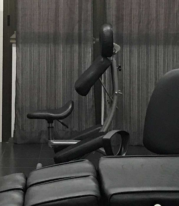 Móveis de cozinha e recepçao anteriormente usados numa loja.