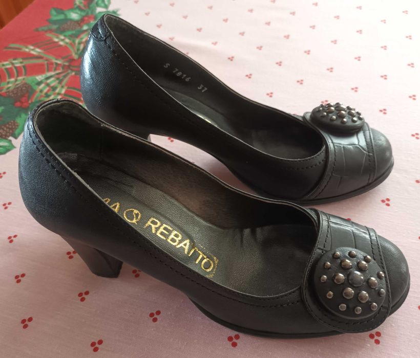 Sapatos elegantes com salto