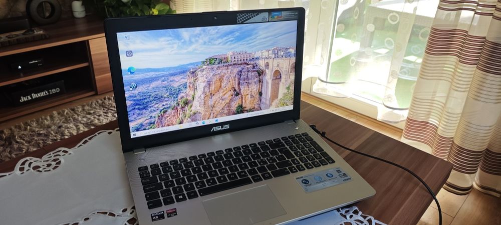 Laptop Asus  zadbany idealny do przeglądania internetu