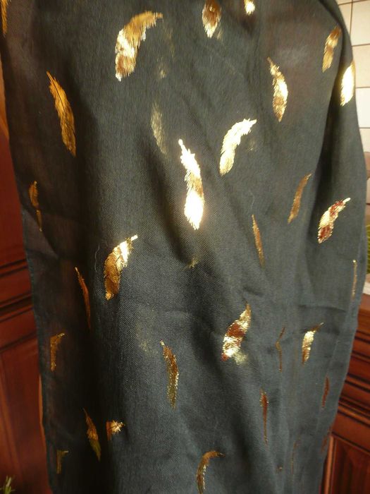 szal czarny złote srebrne prasowane piórka NOWE
