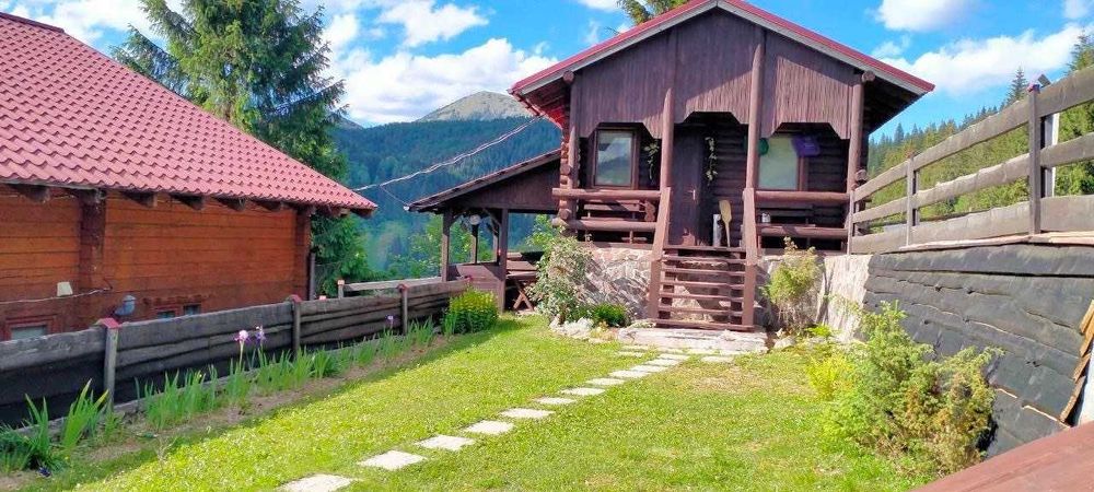 Найкращі краєвиди! Продаж садиби в Яблуниці біля Буковелю. Два будинки на території