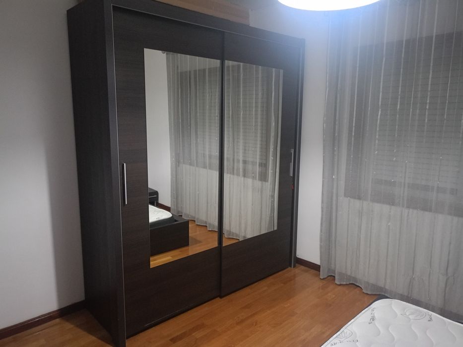 Quarto de Casal Completo – Linhas Modernas (Preto | Excelente Estado)
