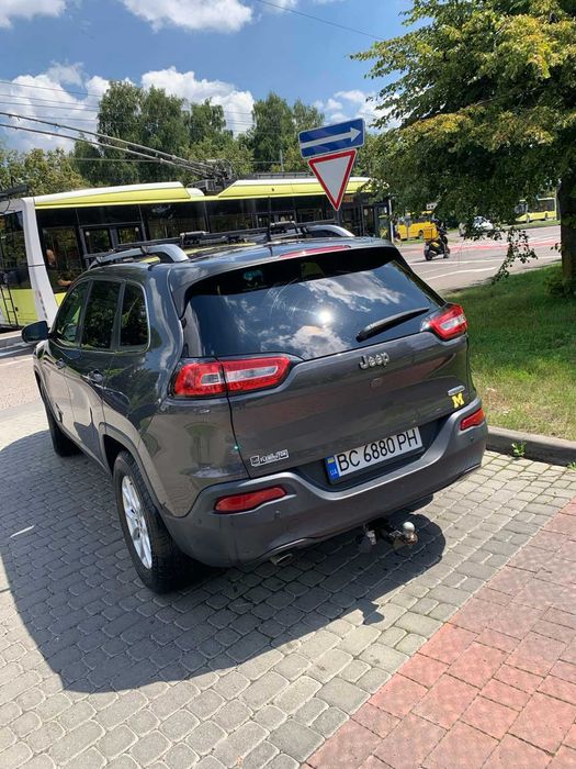 Продам терміново JEEP CHEROKEE.