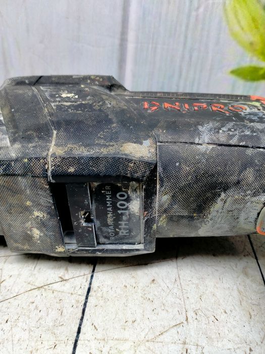 Перфоратор Dnipro M rh100q