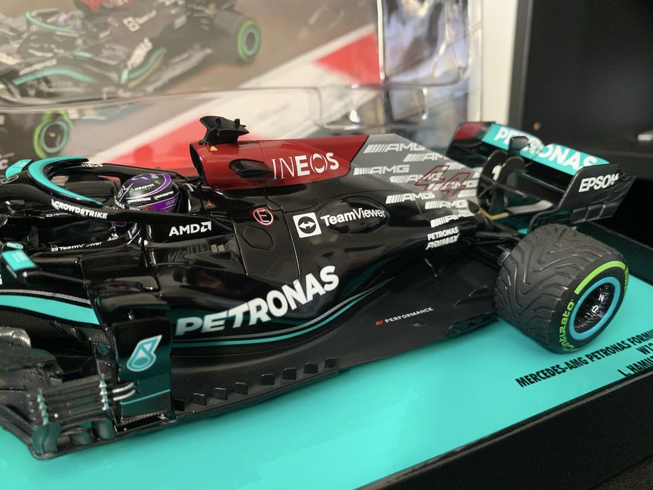 F1 minichamps 1:18 Mercedes - AMG W12 Lewis Hamilton