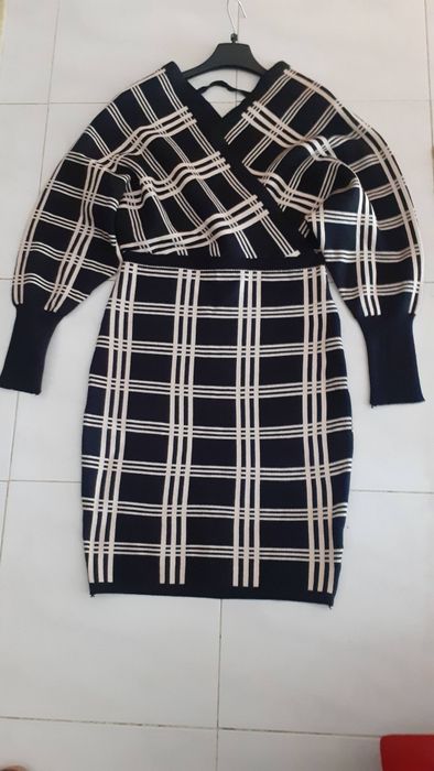 Vestido preto e branco aos quadrados) Fashion ) C/Novo