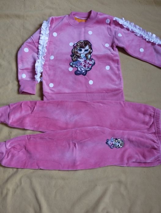 Продам костюм для девочки