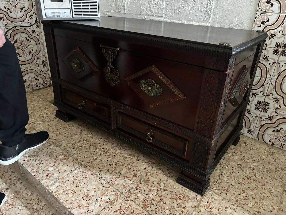 Baú de madeira mogno