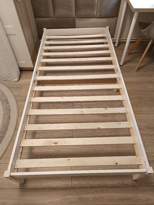 Sprzedam łóżko z materacem.