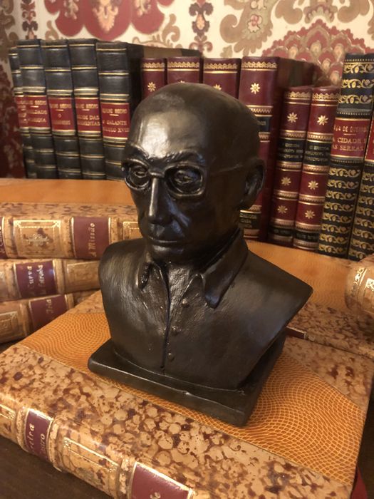 Bustos de escritores portugueses
