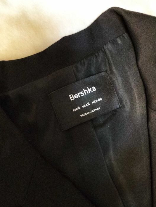 Blazer com ombros descobertos, tam. S, Bershka