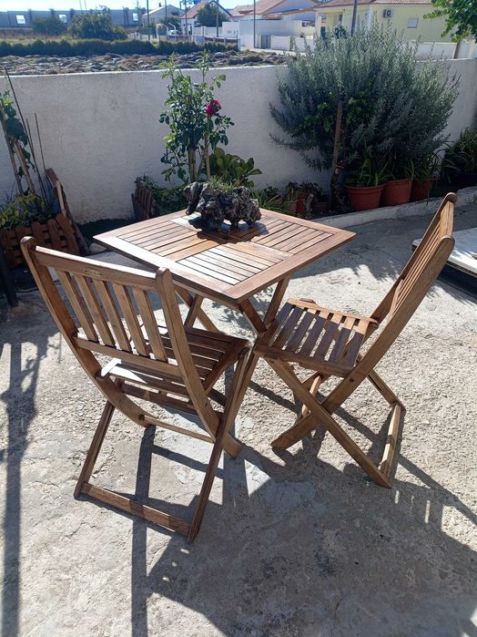Mesa de madeira com 2 cadeiras