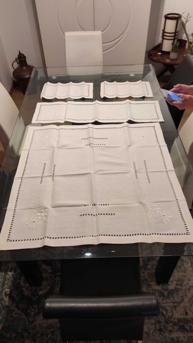Toalha e Naperons em linho bordados