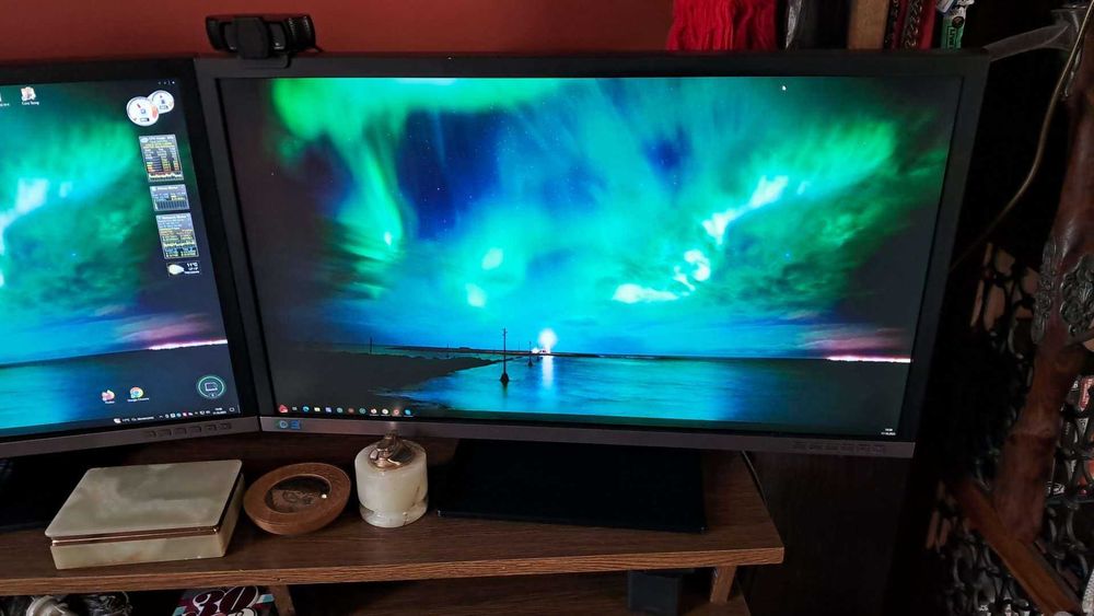 3 Monitory Samsung U28E850R LED - 28" cali - 3840 x 2160 4K ULTRA HD