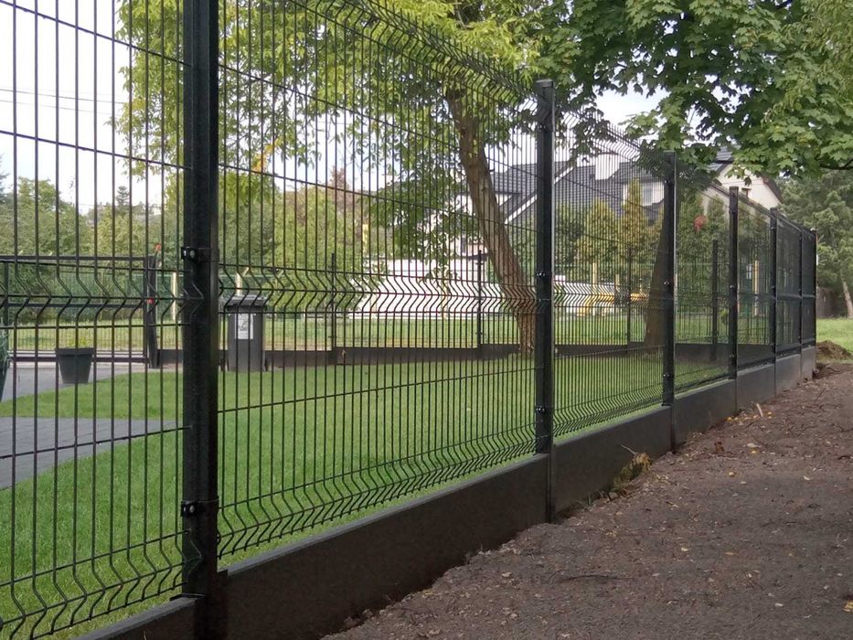 Montaż ogrodzeń panelowych, palisadowych, bram, furtek