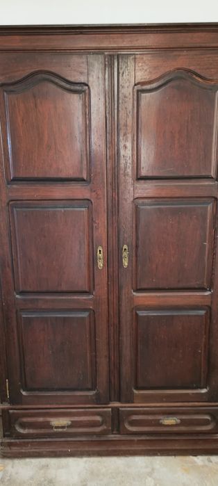 Roupeiro com duas portas e duas gavetas