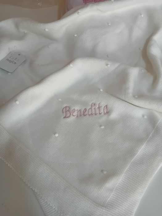 Manta com o nome do bebé bordado