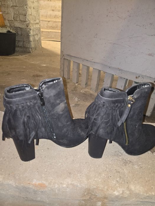 Botki czarne z frędzlami. Stan bdb.