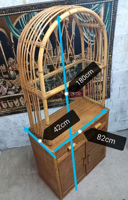 Móvel em bambu, exemplar estado.
Muito  versátil e com um design desigual. Medidas em foto no anúncio.
Intervenção de restauro.