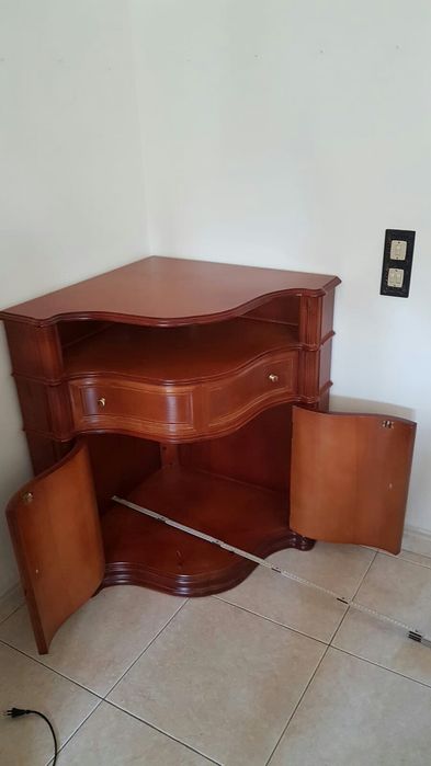 Móvel de canto em madeira