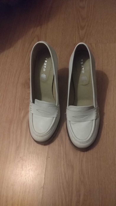 Sapatos brancos em pele e sola de borracha. Novos sem uso