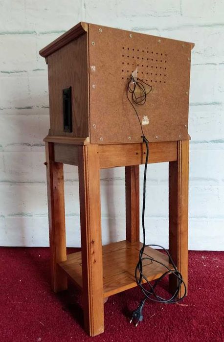 Mesa de apoio retro com rádio AM/FM e leitor de cassetes