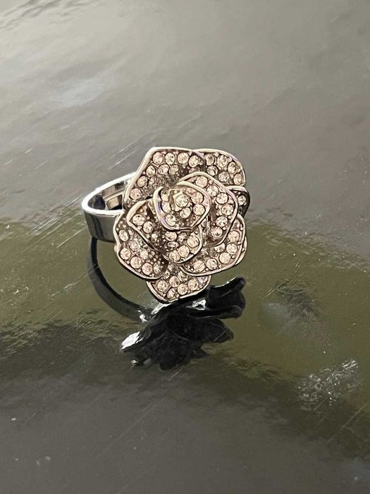 Кольцо цветок роза со стразами серебристое безразмерное стиле Pandora