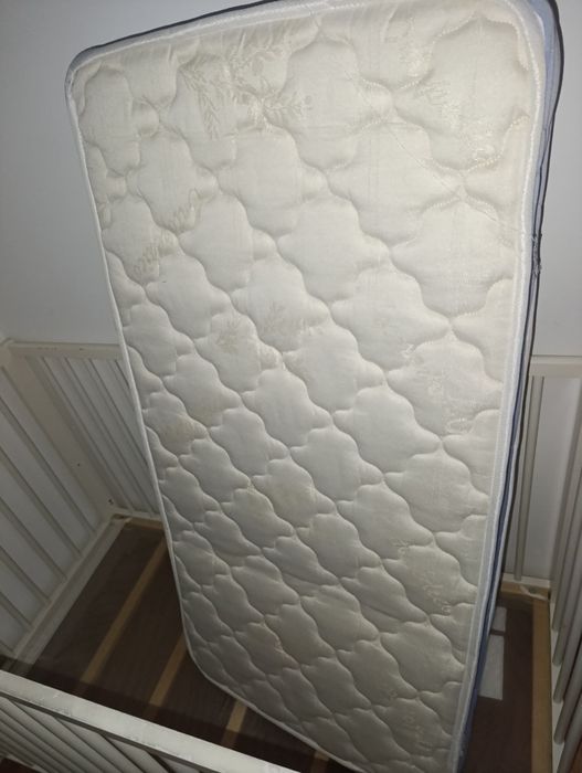 Cama de grades com colchão