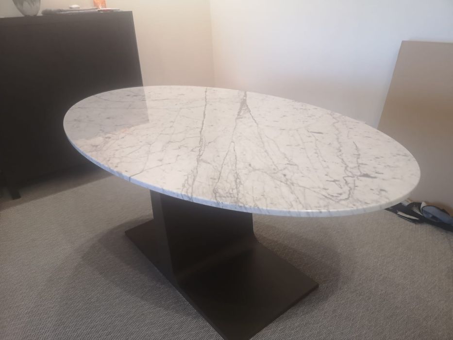 Mesa de jantar em mármore