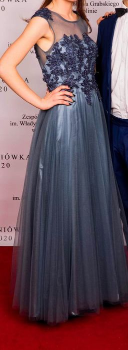 Przepiękna granatowa suknia z tiulem