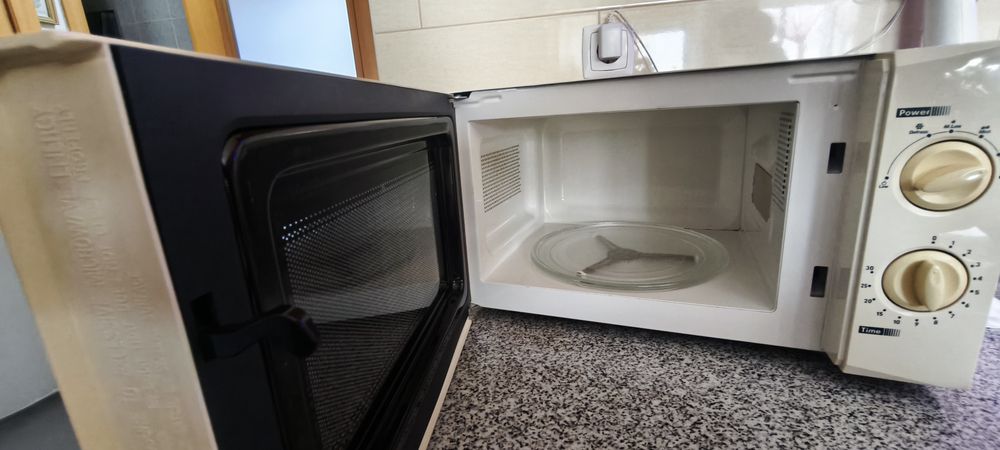 Micro-ondas Electronia 700W limpo e funcional