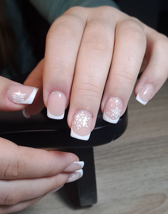 Манікюр Педикюр Нарощування нігтів