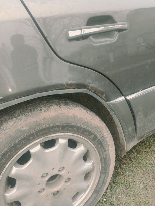 Автомобіль 124 мерседеса