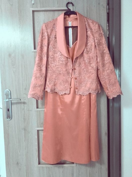 Garsonka z sukienką na wesele