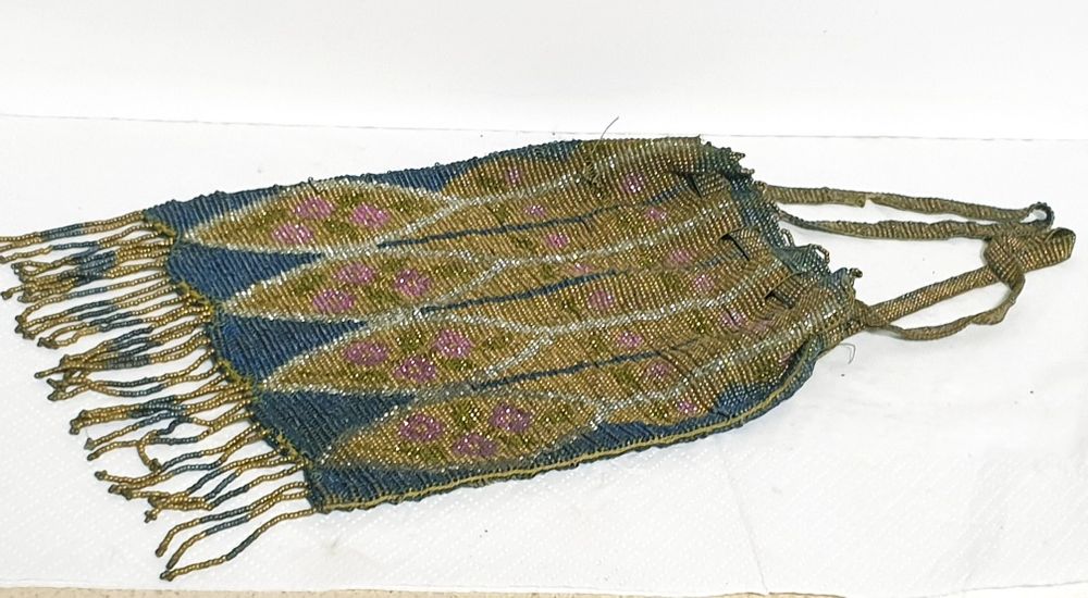 Lindissima antiga mala de micro missangas feita à mão