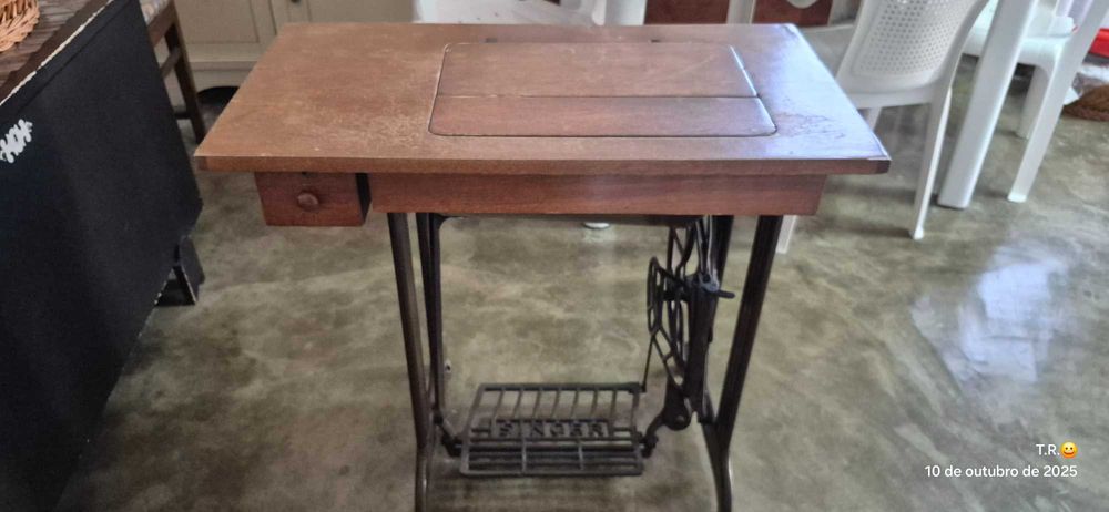 Maquina de costura SINGER antiga