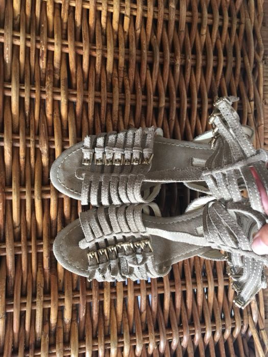 Sandálias bege camurça Zara