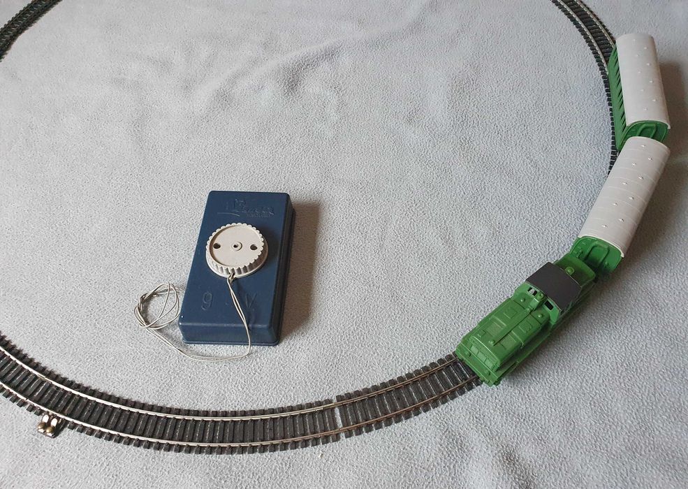 LIMA Train Set – Locomotive, Two Carriages, and Tracks – 9V – 1960s64284862644354120