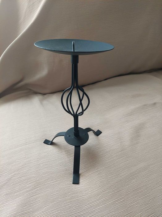 Castiçal de metal preto