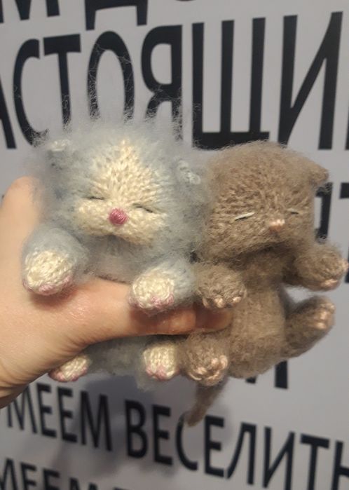 Вязаная игрушка, спяший котёнок