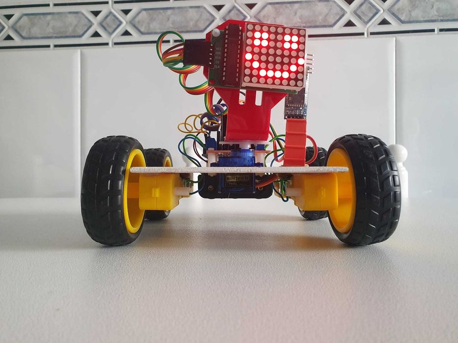 Carro Robot Arduino Educacional programado c/Display Móvel de Direção.