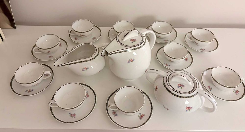 Serviço de Chá Vista Alegre – 10 Chávenas + Pires e 3 Bules – Selo 31 – Floral