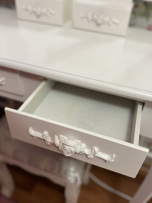 Столик для макіяжу з табуретом