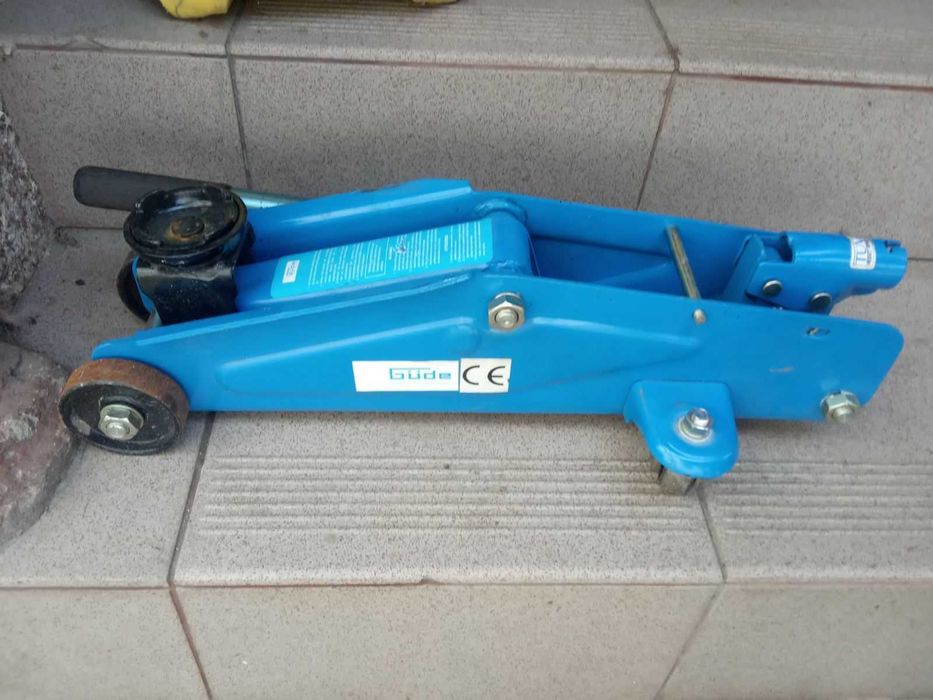 Домкрат підкатний  німеччина