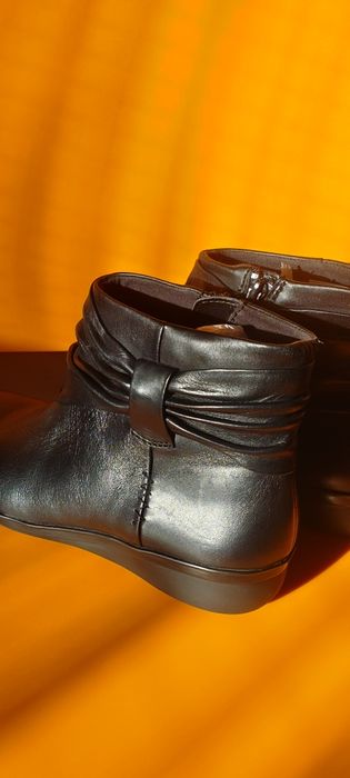 Стильні жіночі черевики фірми Clarks